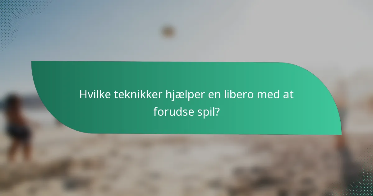 Hvilke teknikker hjælper en libero med at forudse spil?